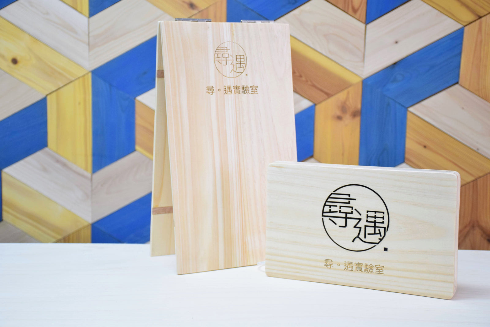 品牌訂製木製立牌及燈箱